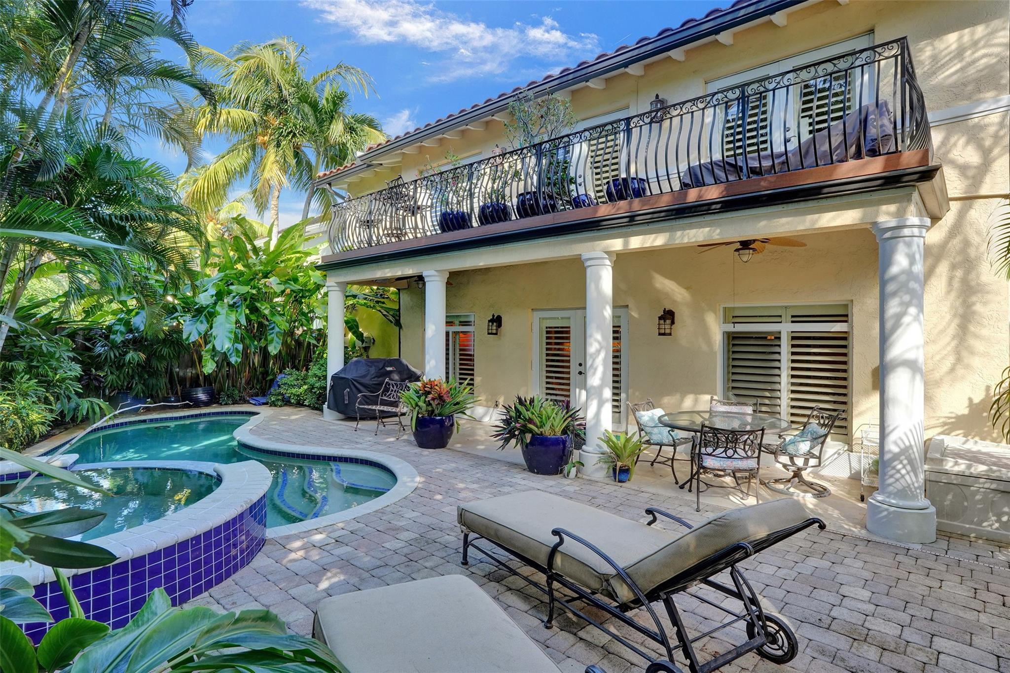 1108 N RIO VISTA BL