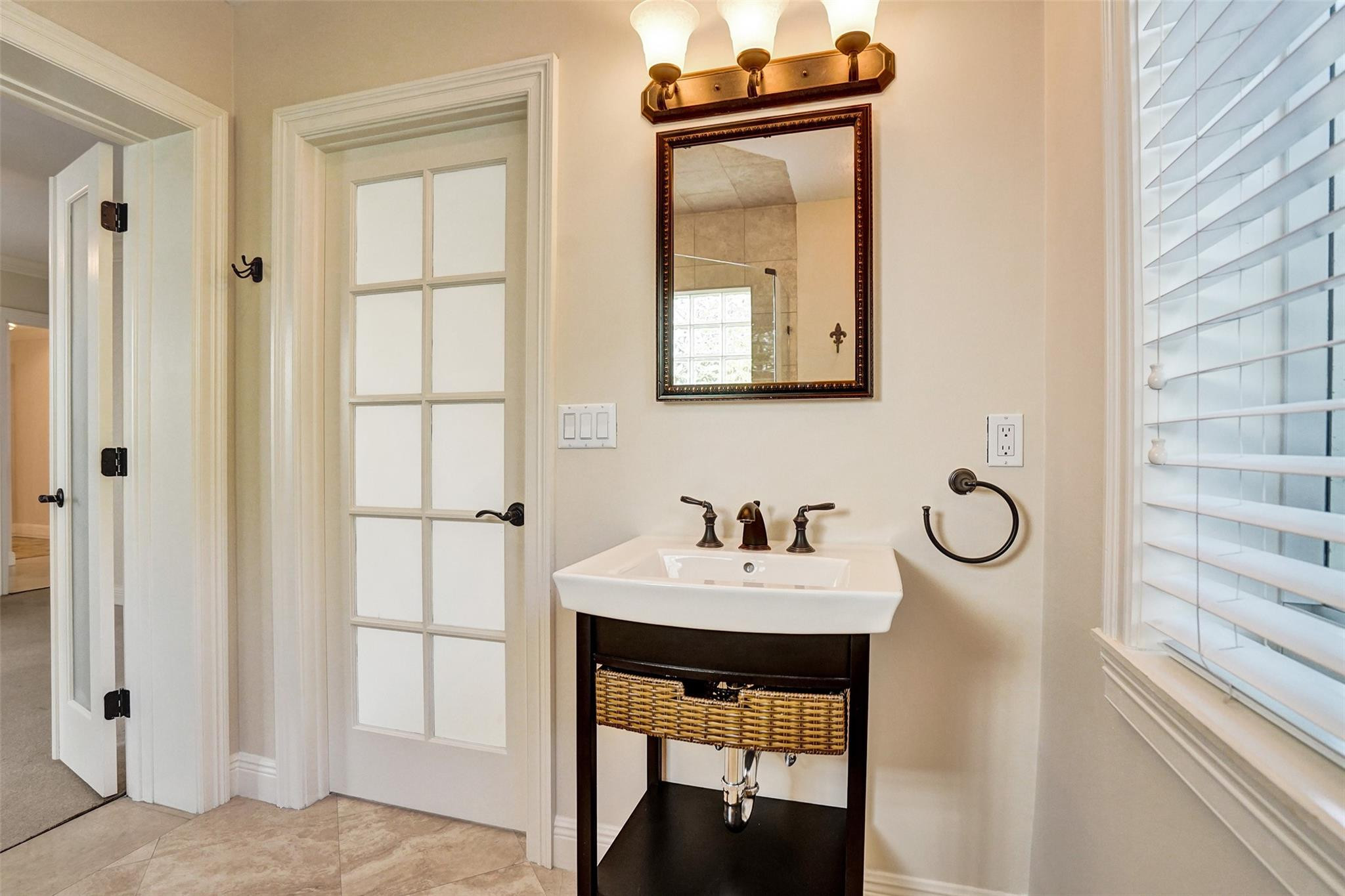 1108 N RIO VISTA BL