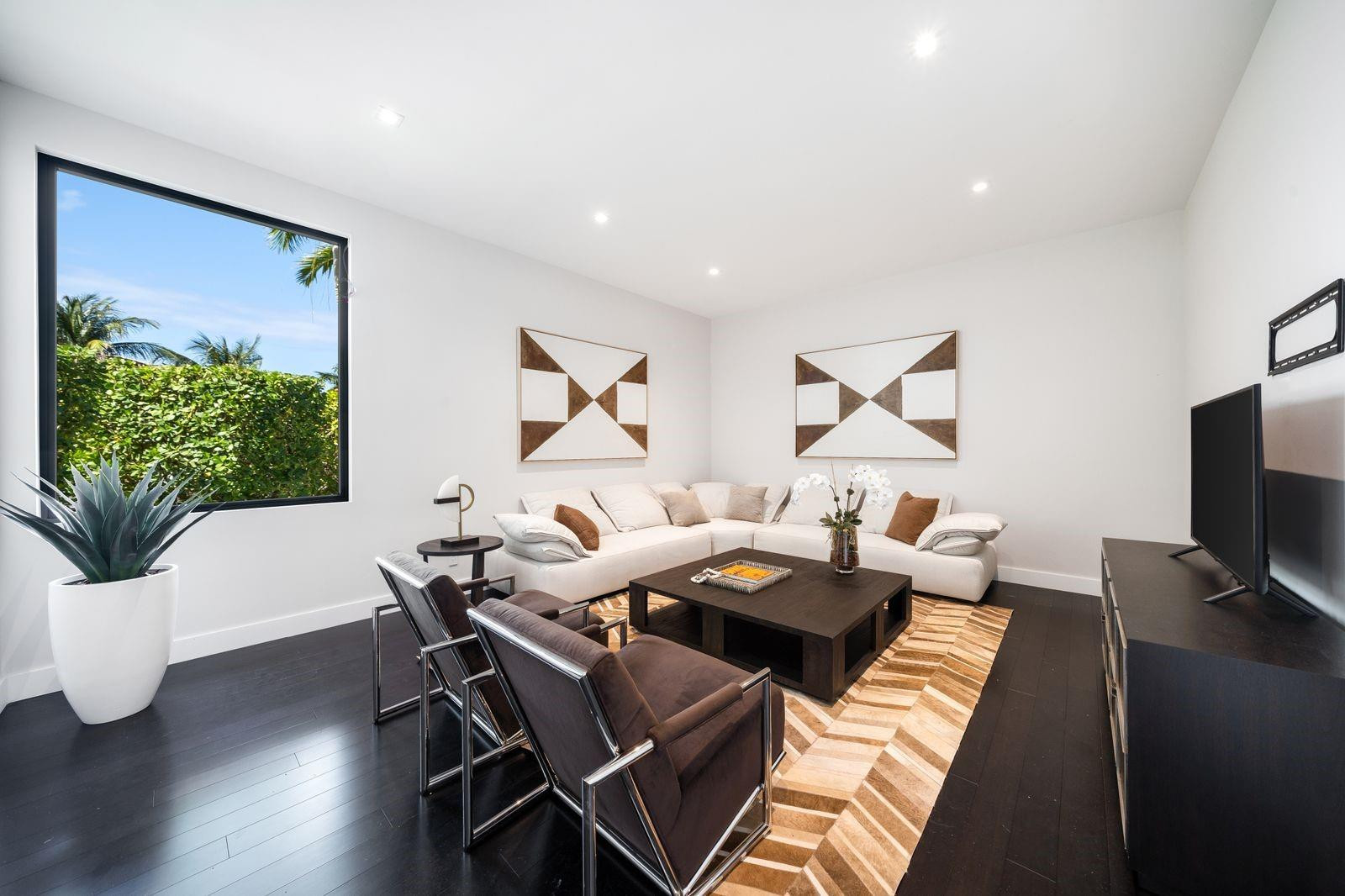 26 S Compass Dr