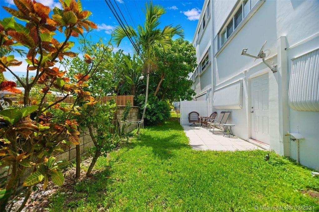 2500 NE 9th St 105