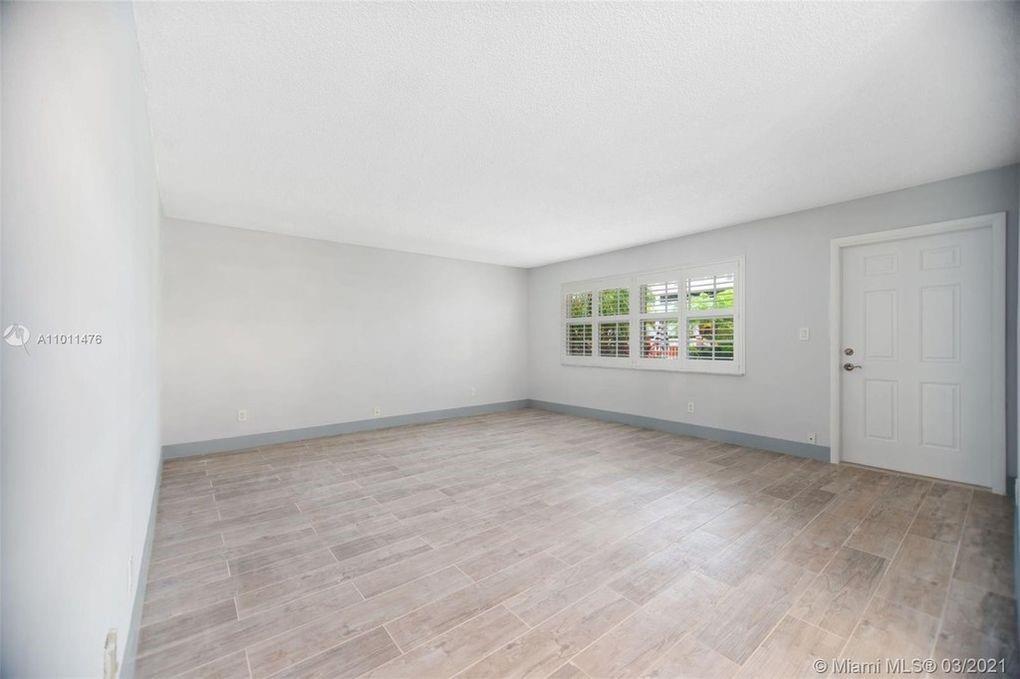 2500 NE 9th St 105