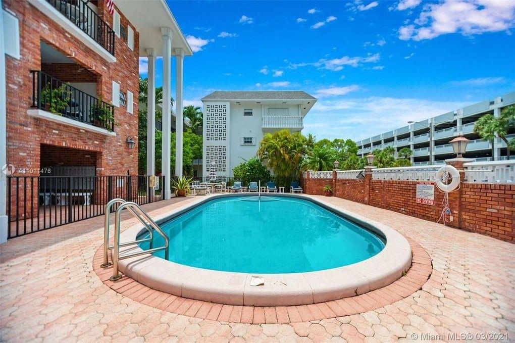 2500 NE 9th St 105