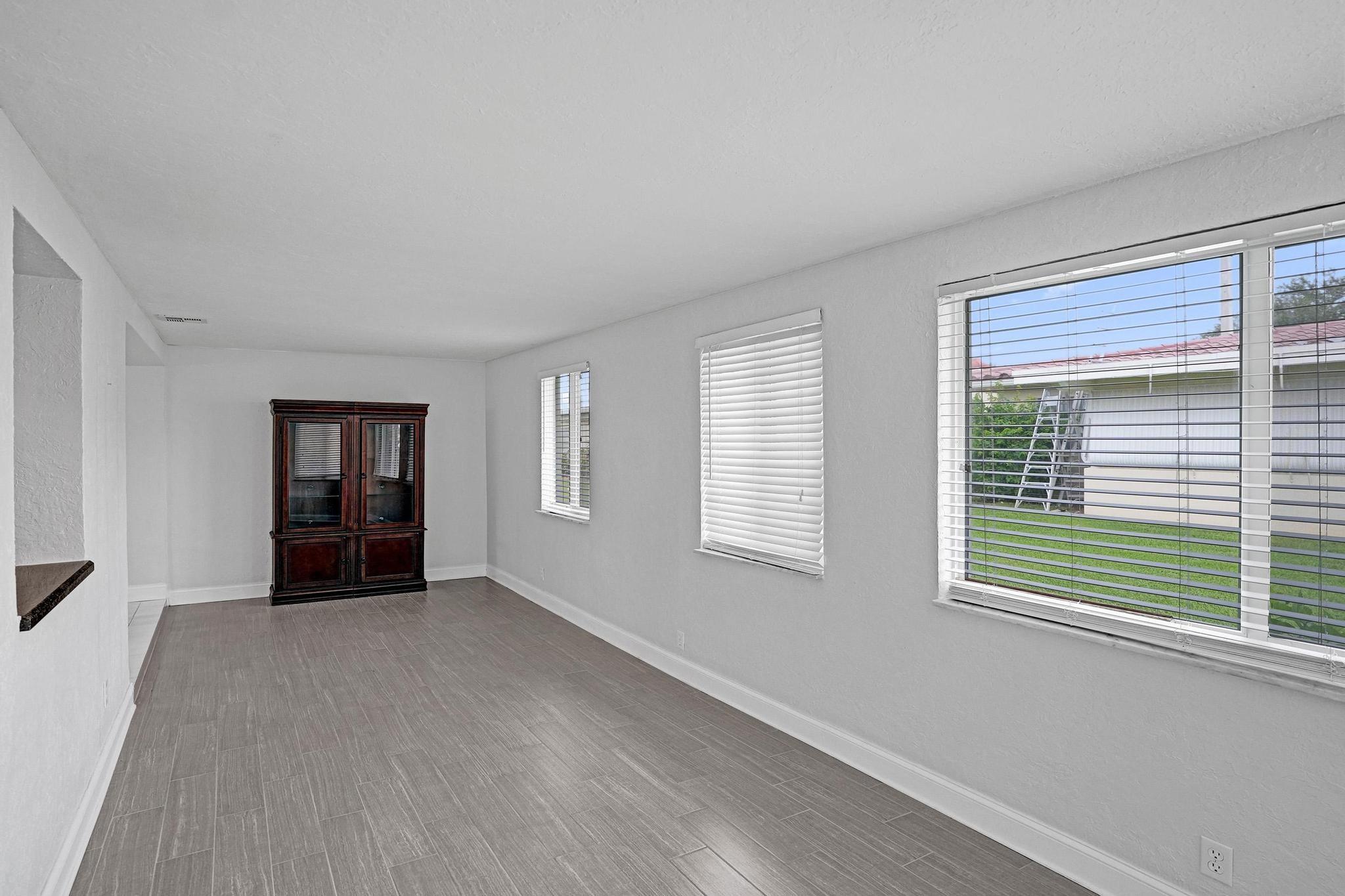 1281 NW 44th St