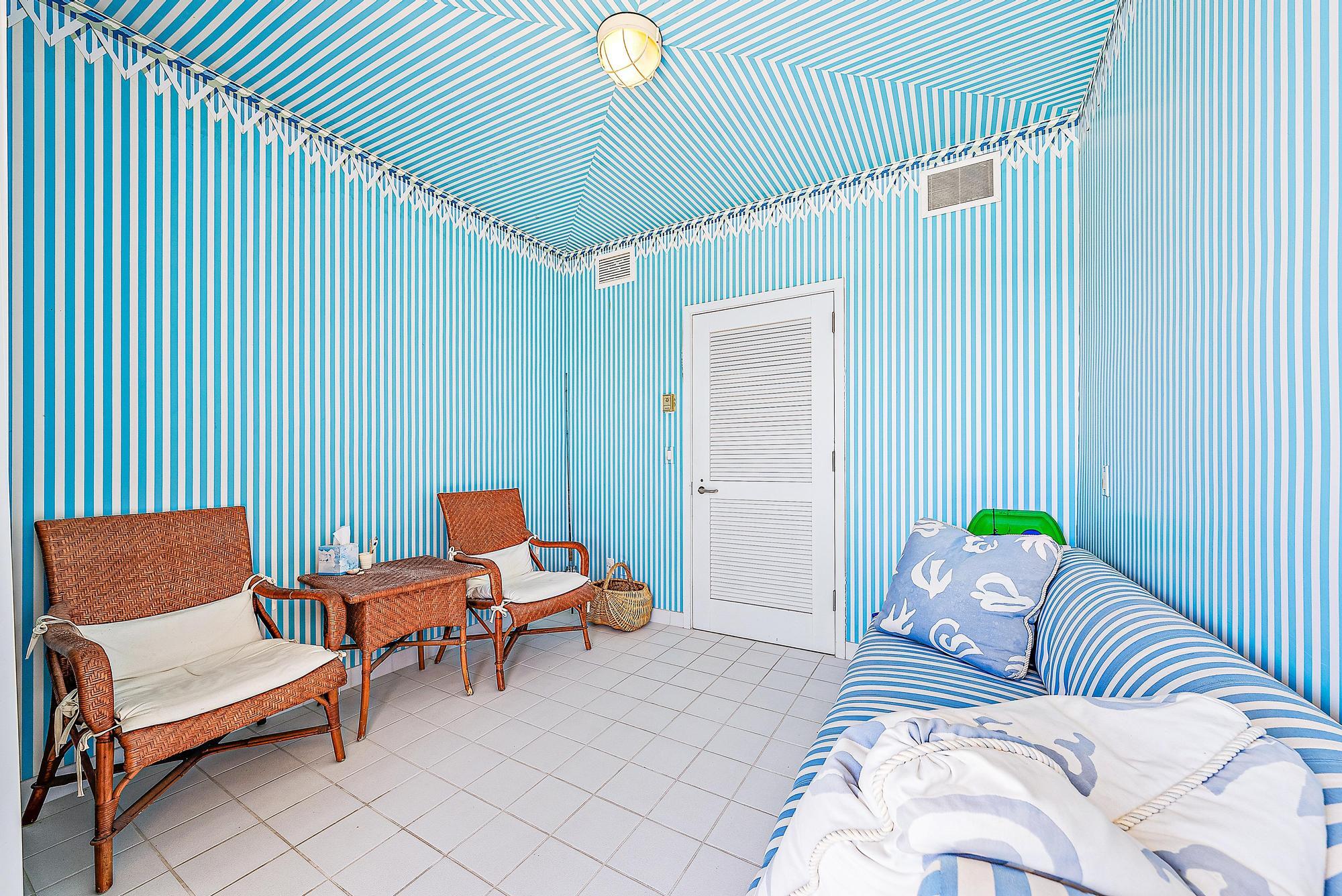 2 N Breakers Row N21