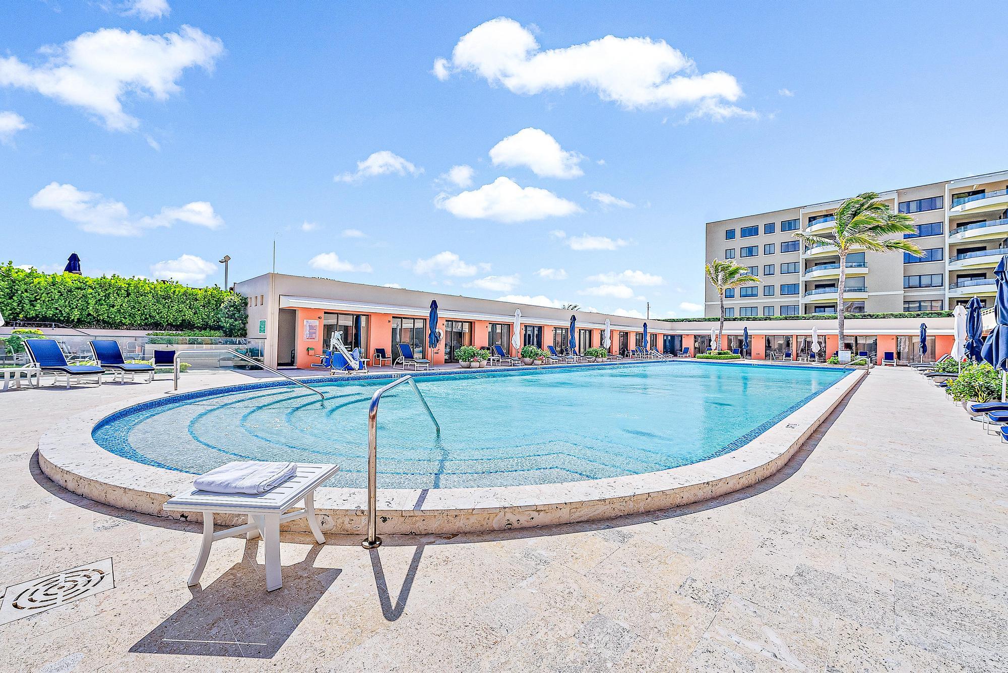 2 N Breakers Row N21