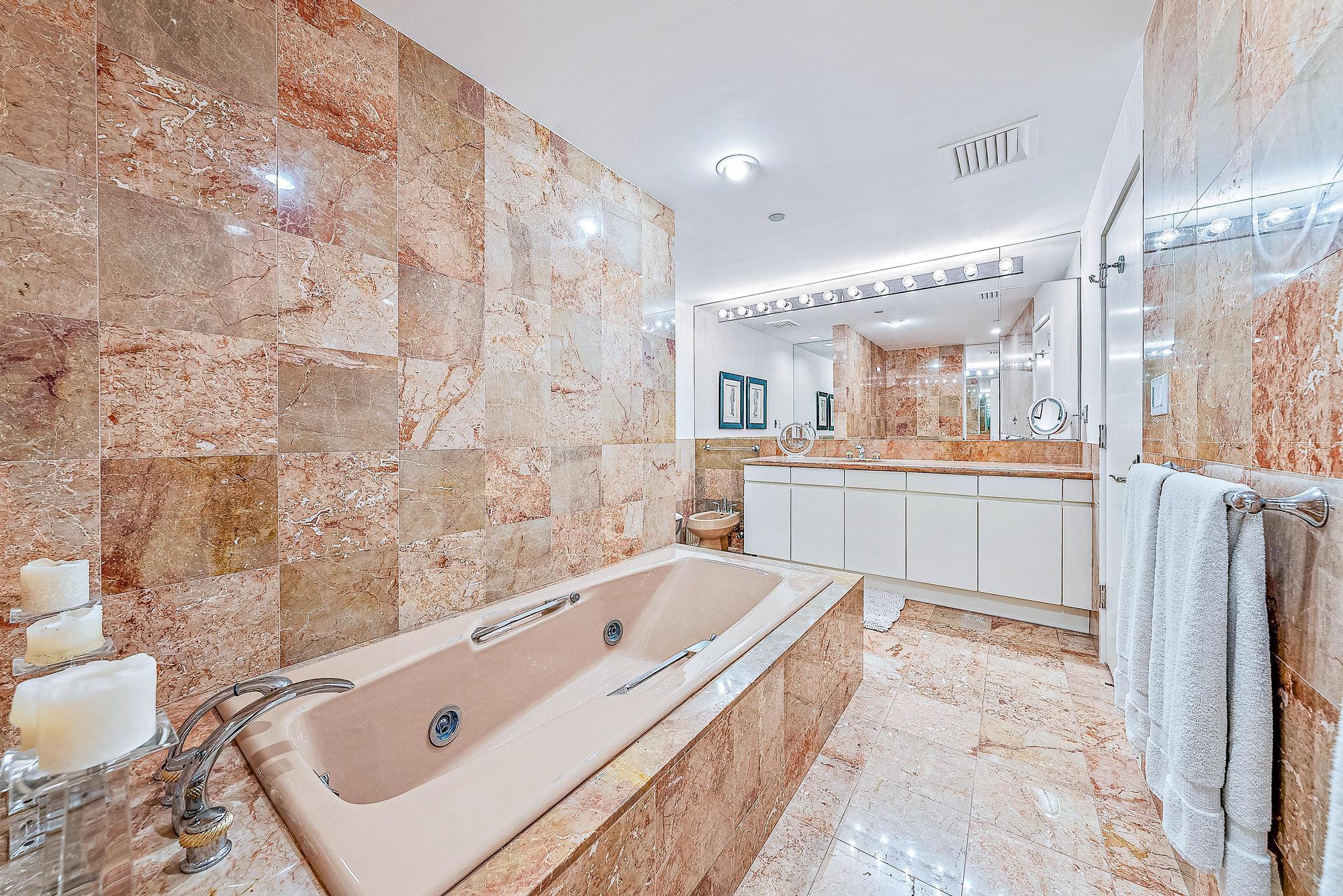 2 N Breakers Row N21