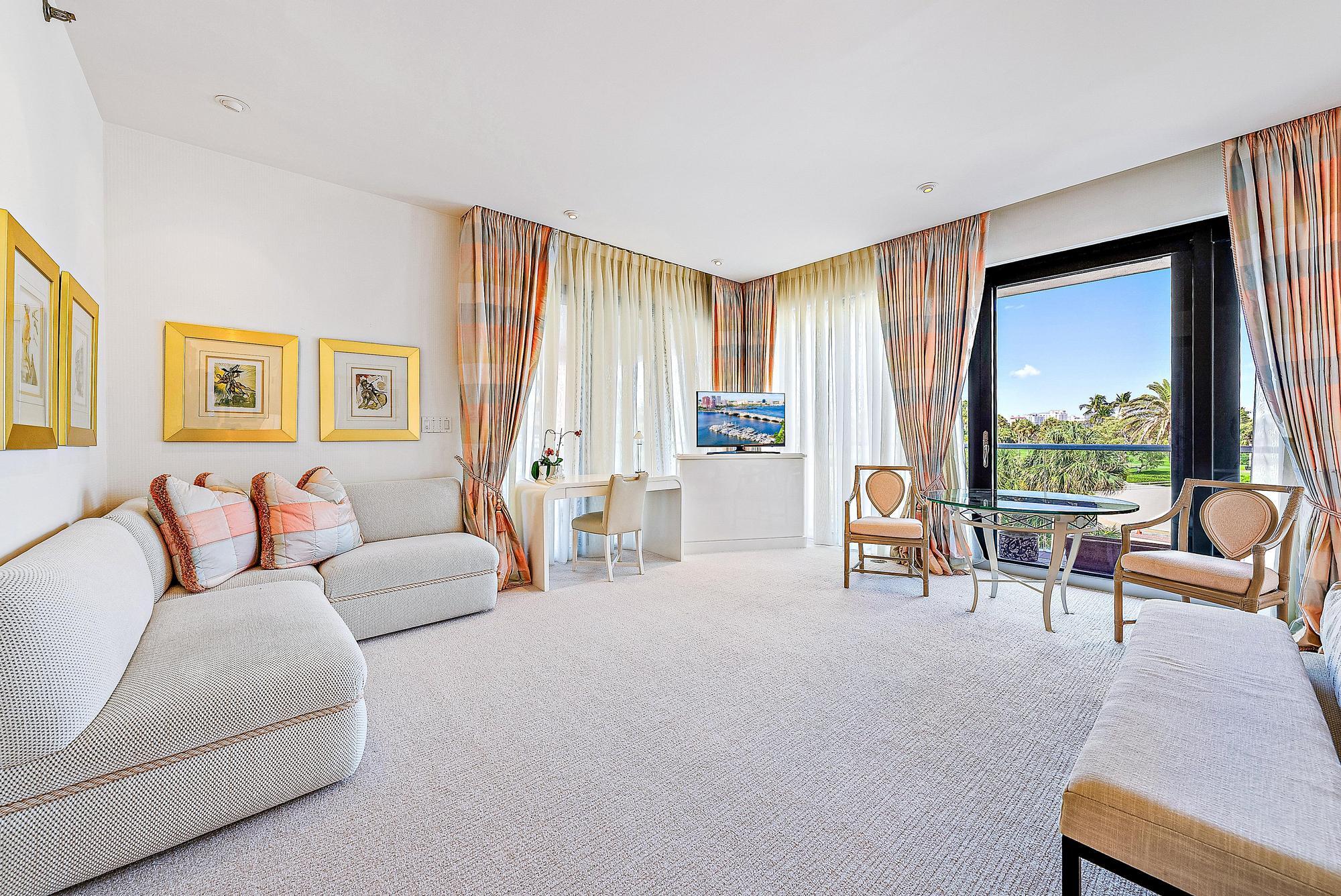 2 N Breakers Row N21