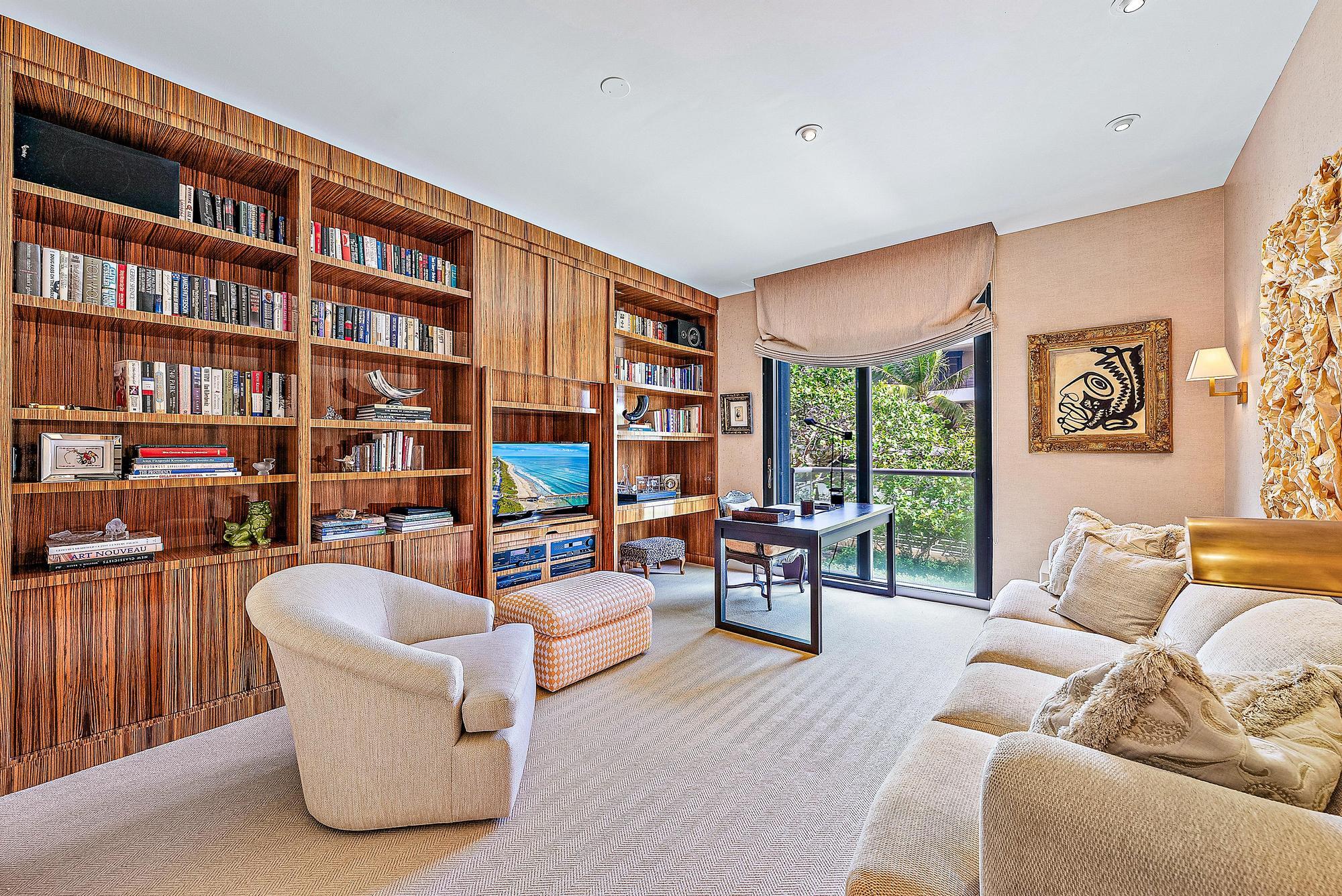 2 N Breakers Row N21