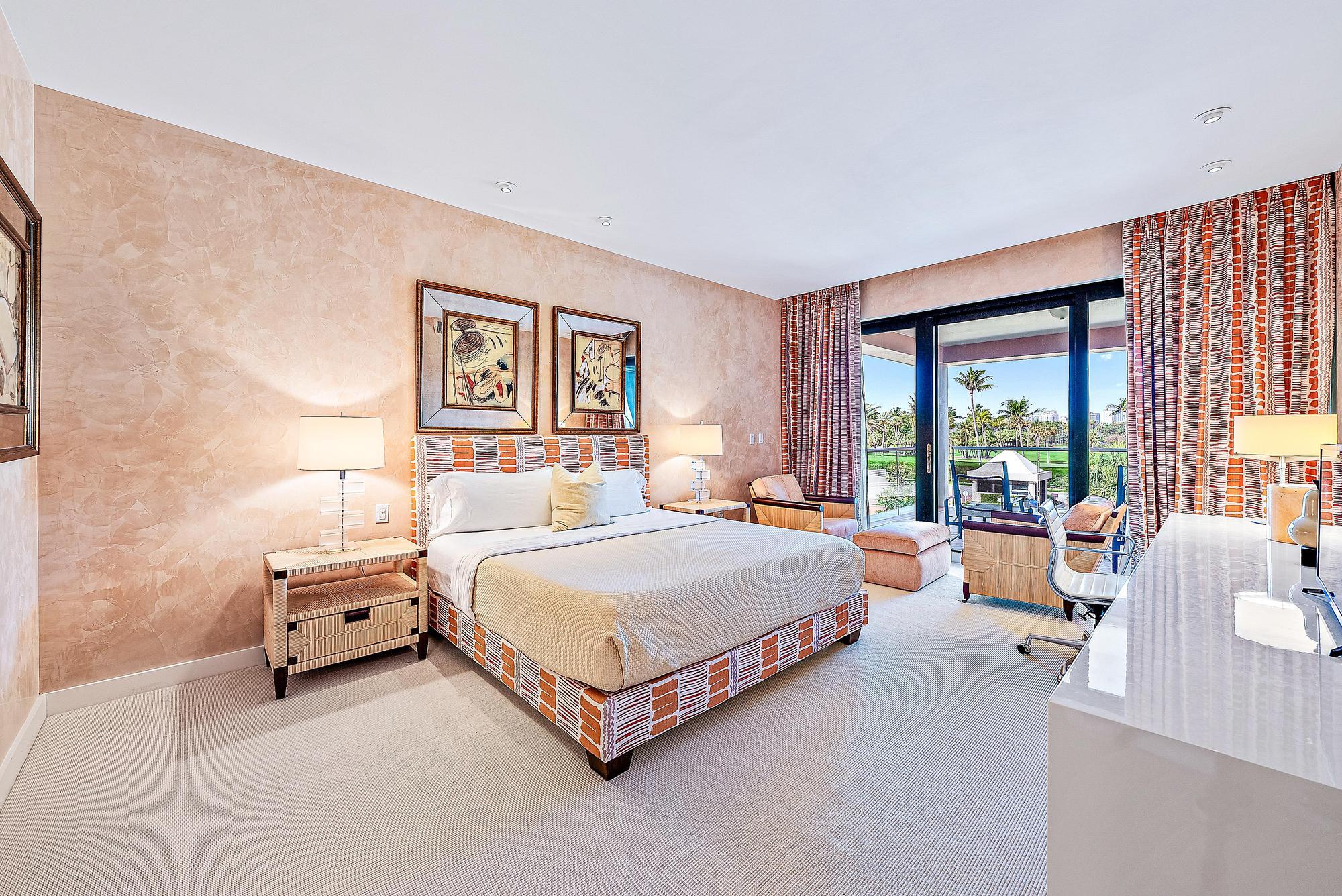 2 N Breakers Row N21