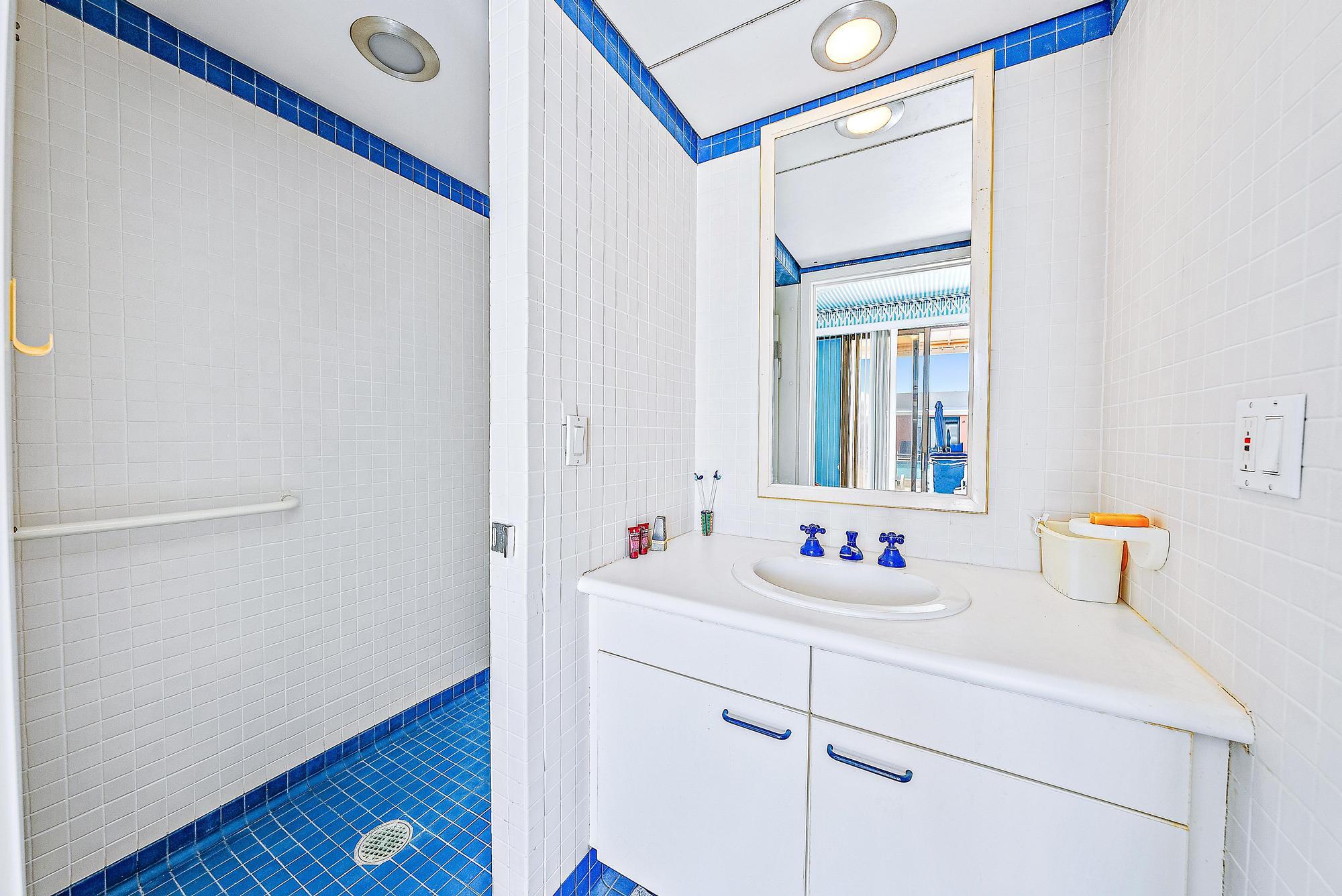 2 N Breakers Row N21