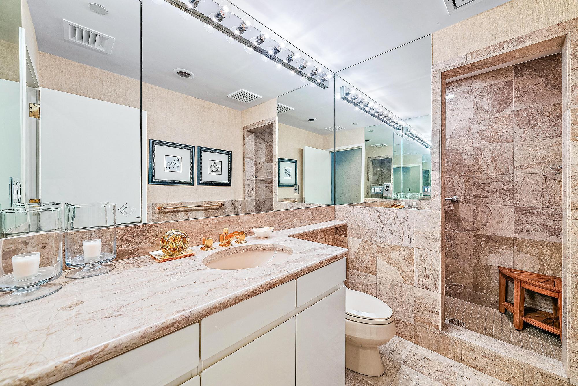 2 N Breakers Row N21