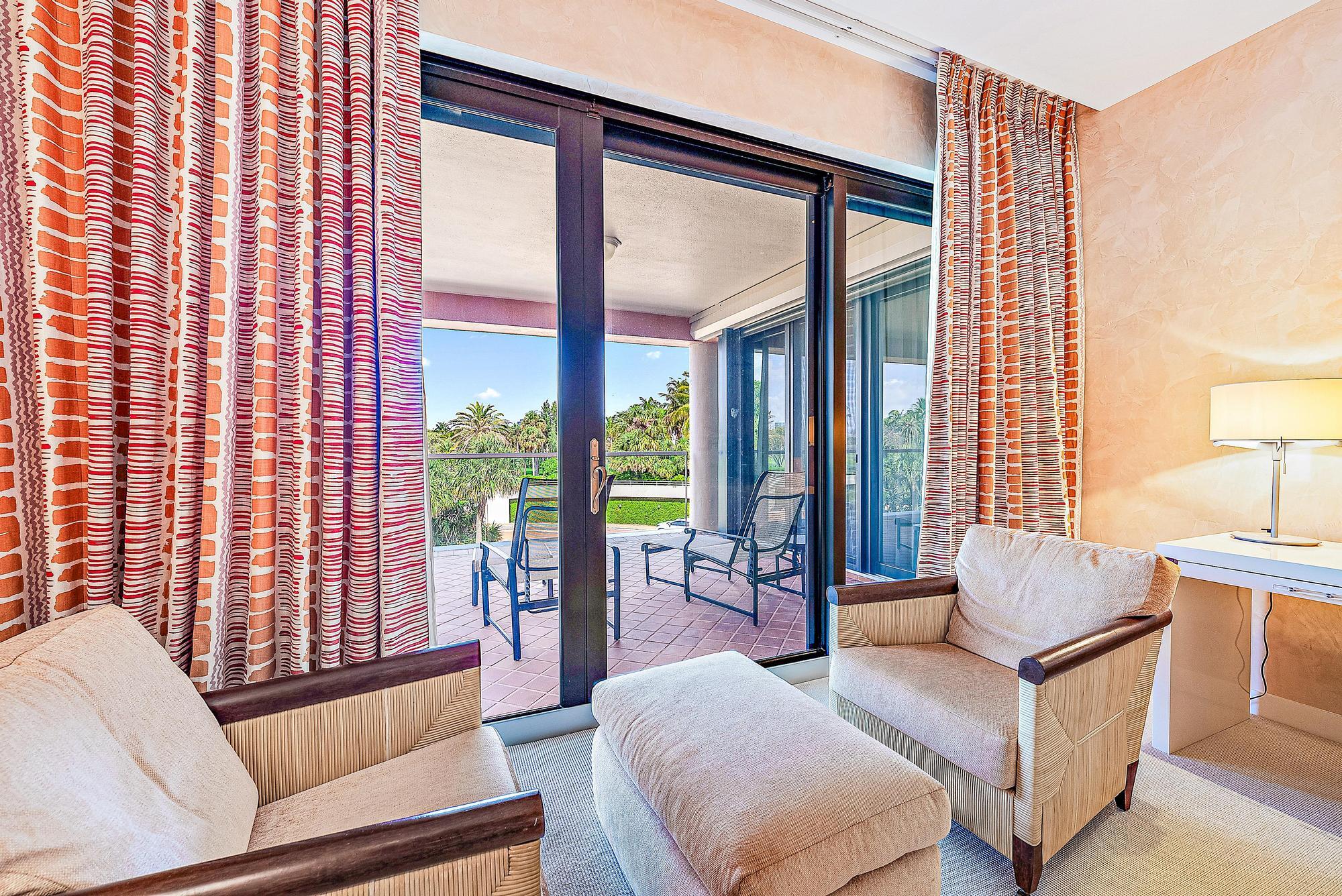 2 N Breakers Row N21