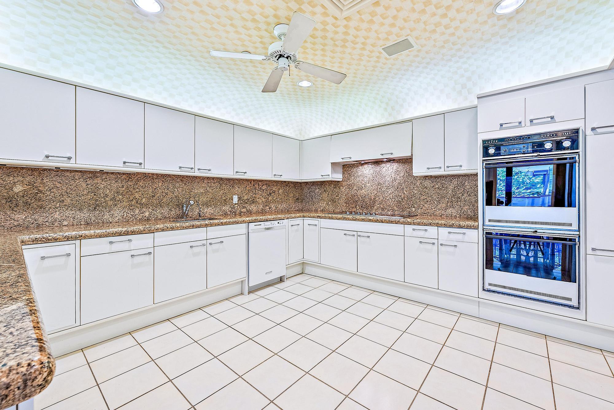 2 N Breakers Row N21