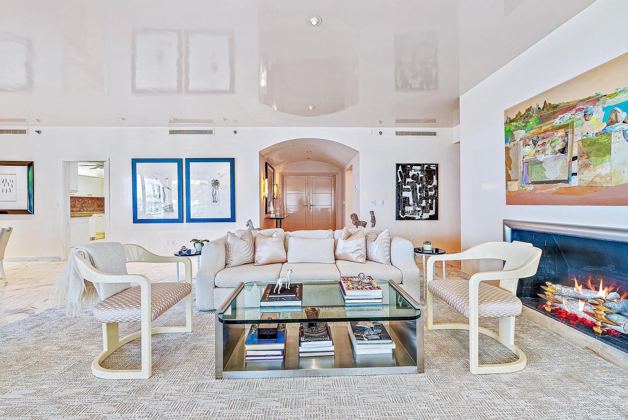 2 N Breakers Row N21
