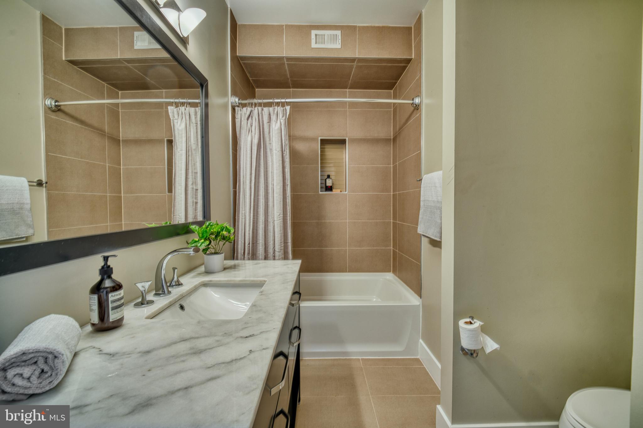 52 Quincy PLACE NE Unit: 2