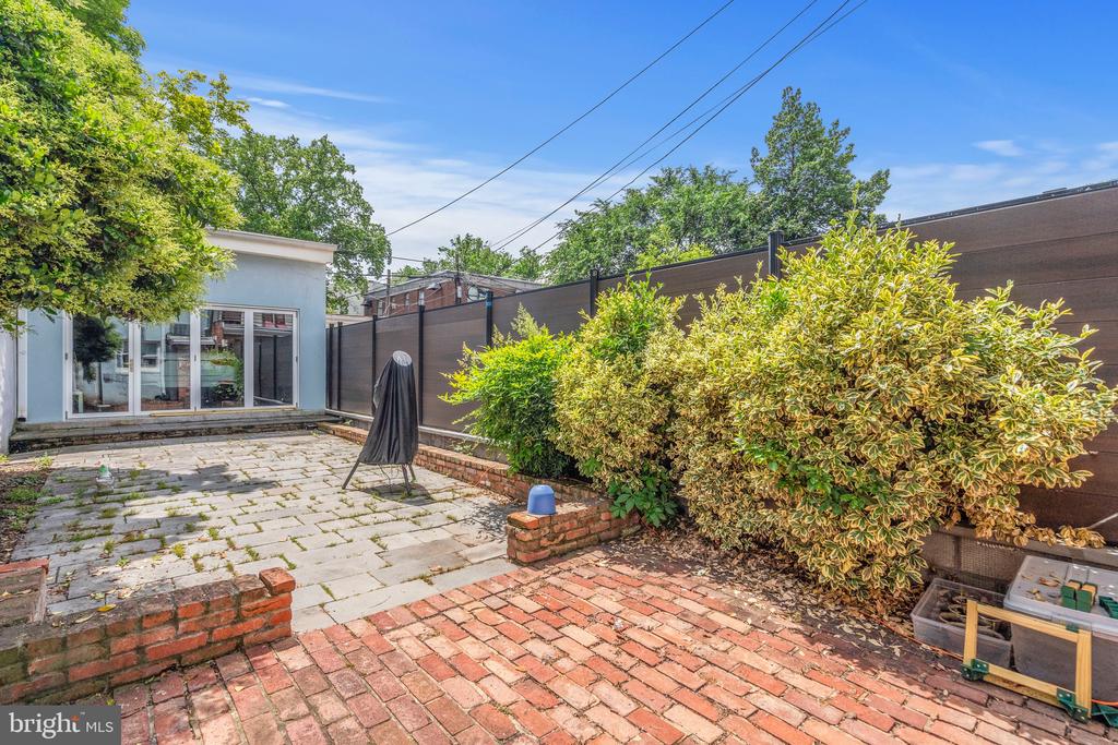 127 D St SE