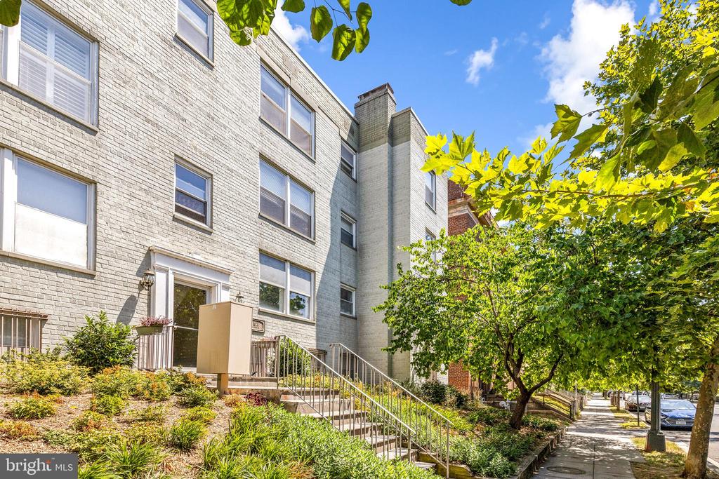1628 C St SE #201