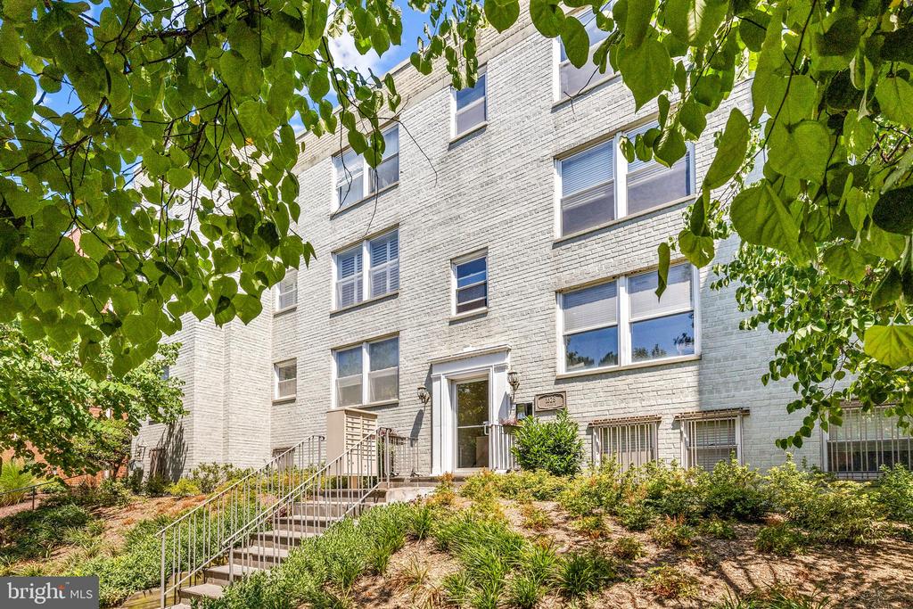 1628 C St SE #201
