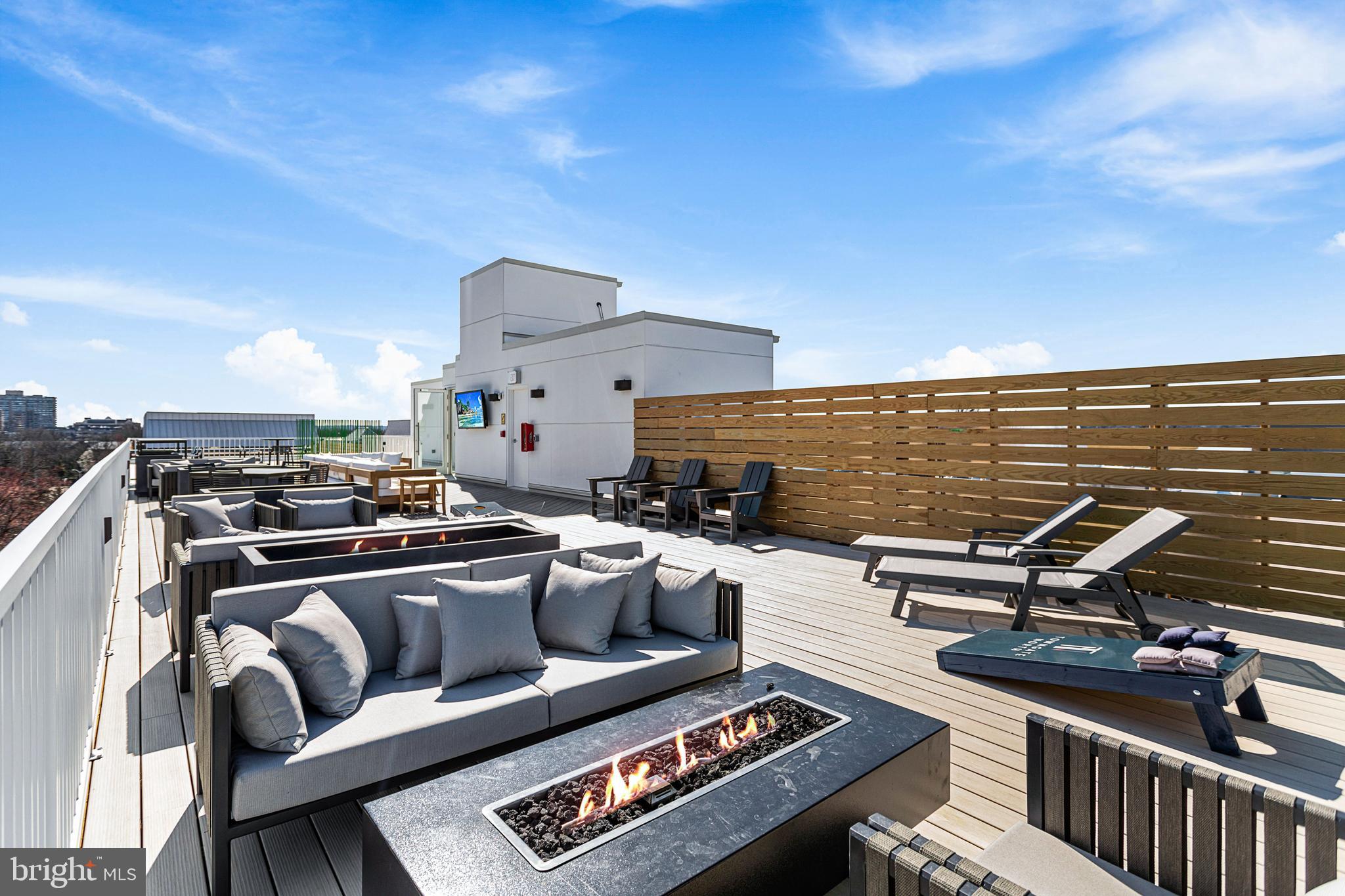 625 Slaters LANE Unit: 305W