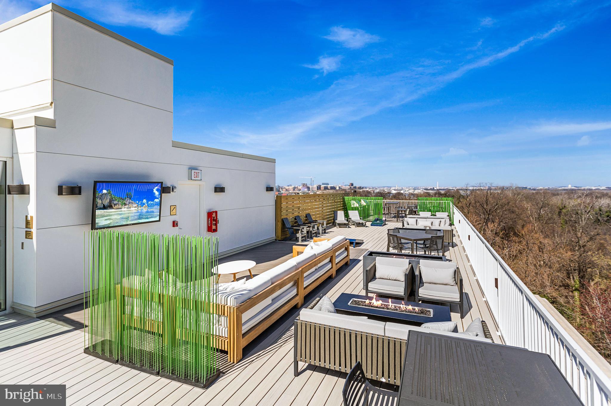 625 Slaters LANE Unit: 305W