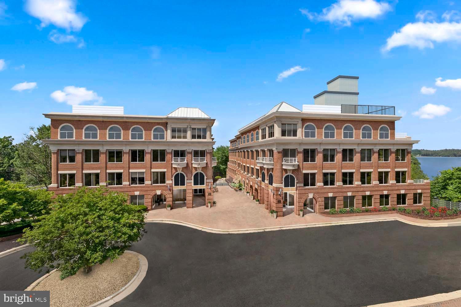 625 Slaters LANE Unit: 305W
