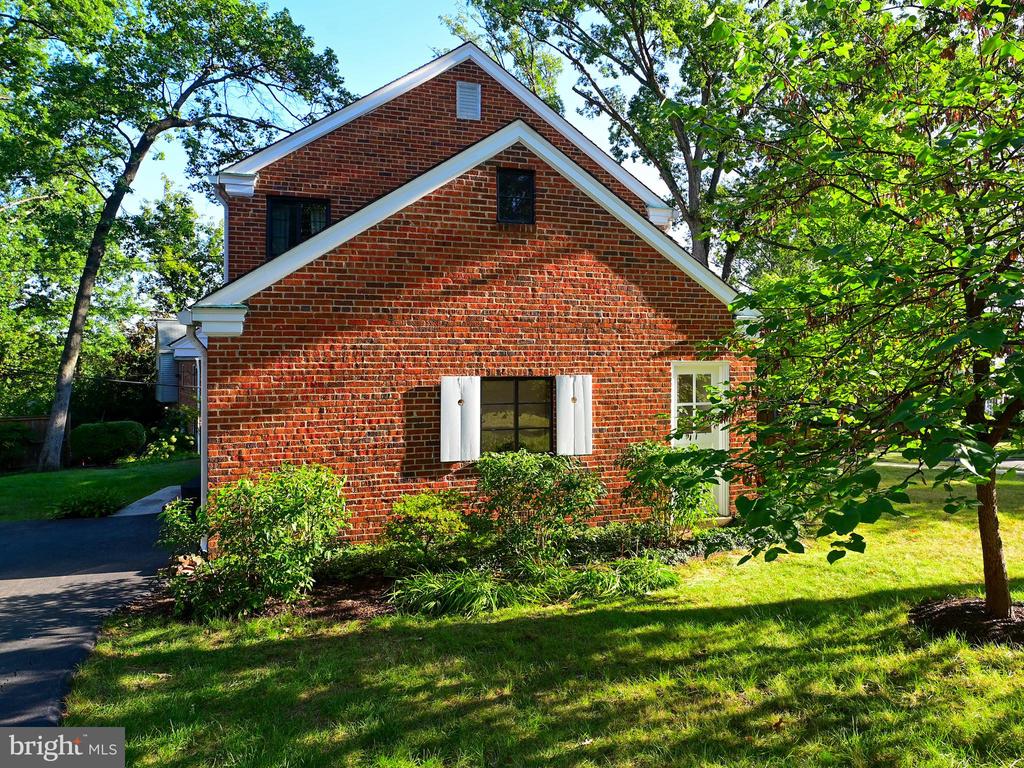 601 N OVERLOOK DRIVE