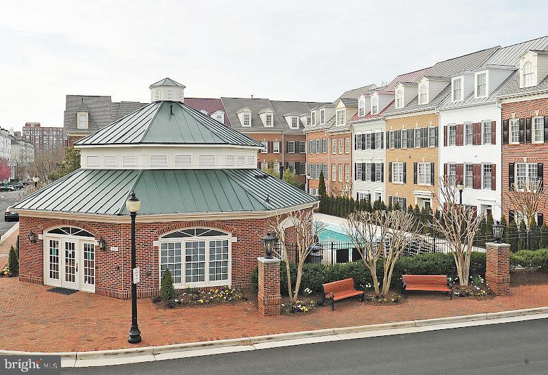 1422 ROUNDHOUSE LANE 1422