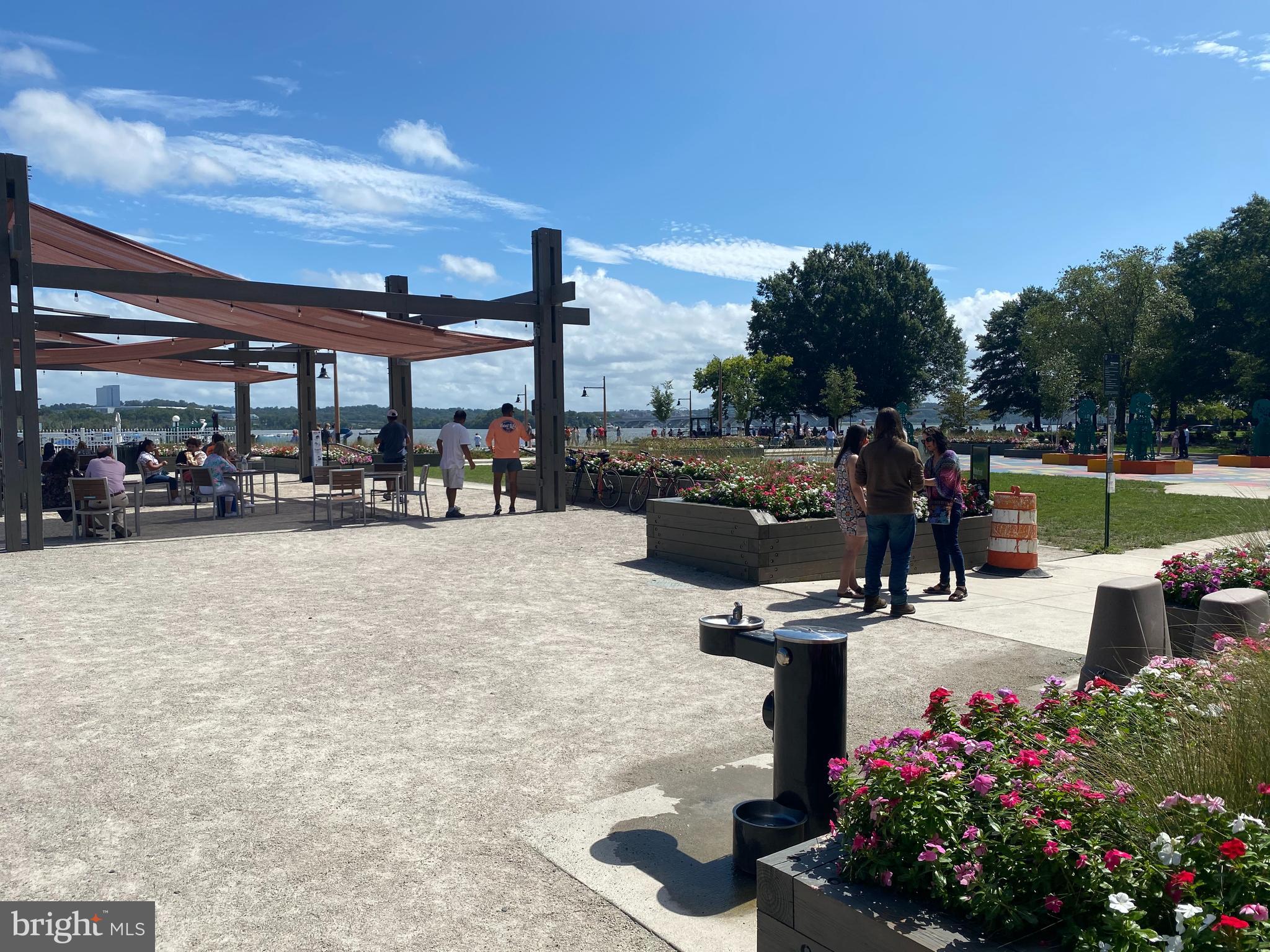 1422 ROUNDHOUSE LANE 1422