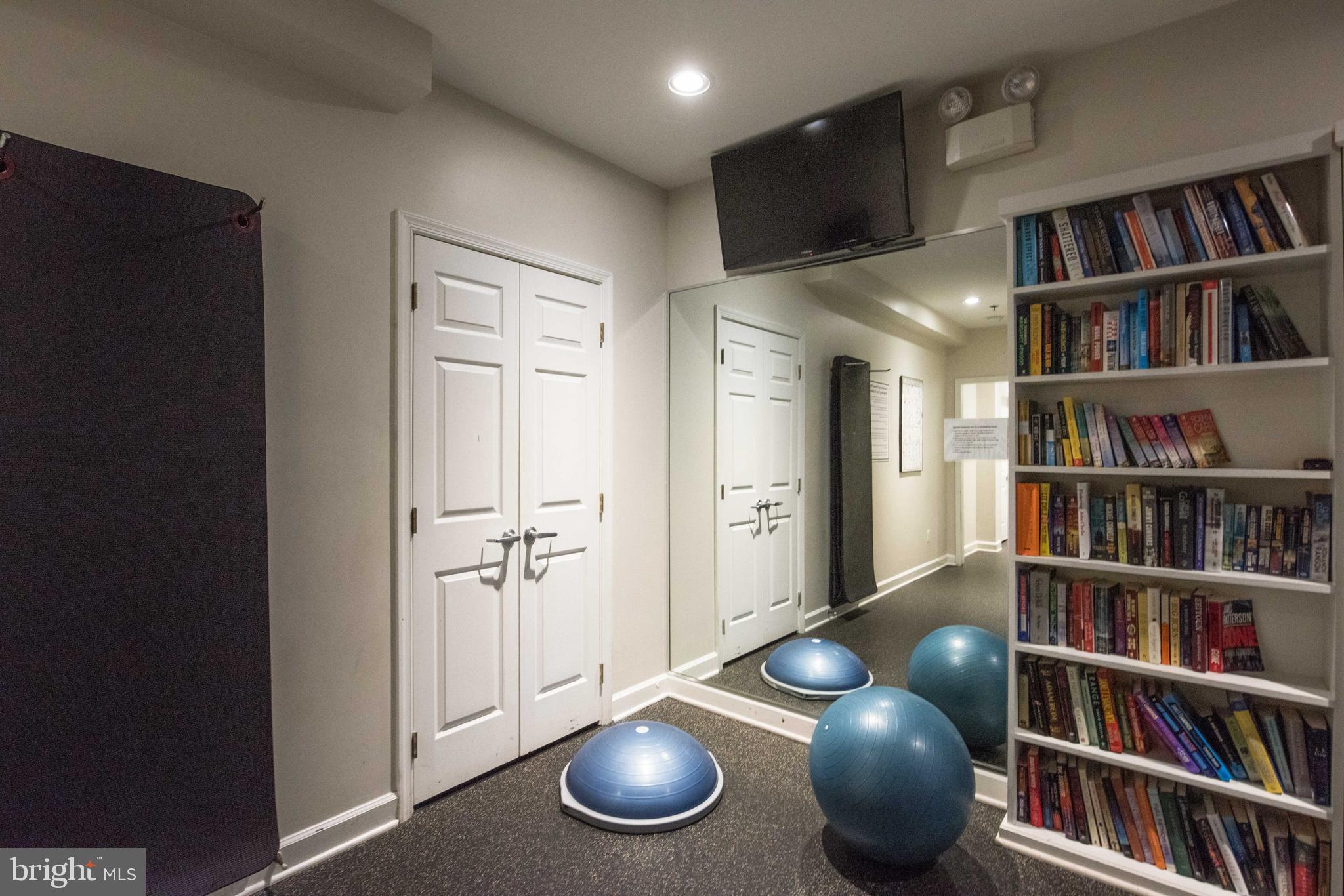 1422 ROUNDHOUSE LANE 1422