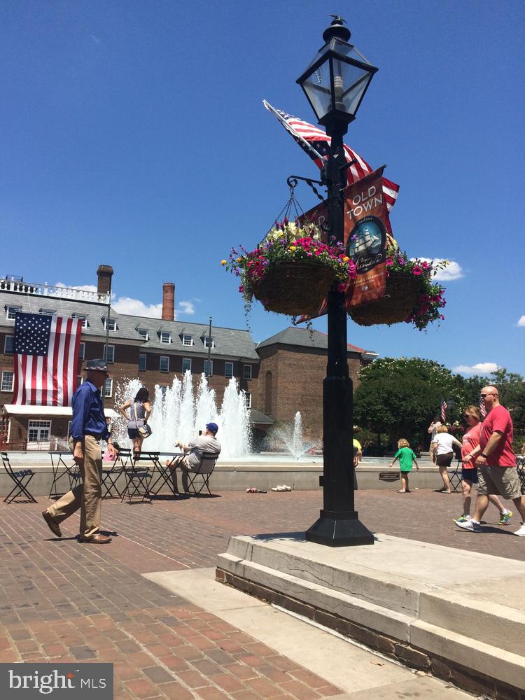 1422 ROUNDHOUSE LANE 1422