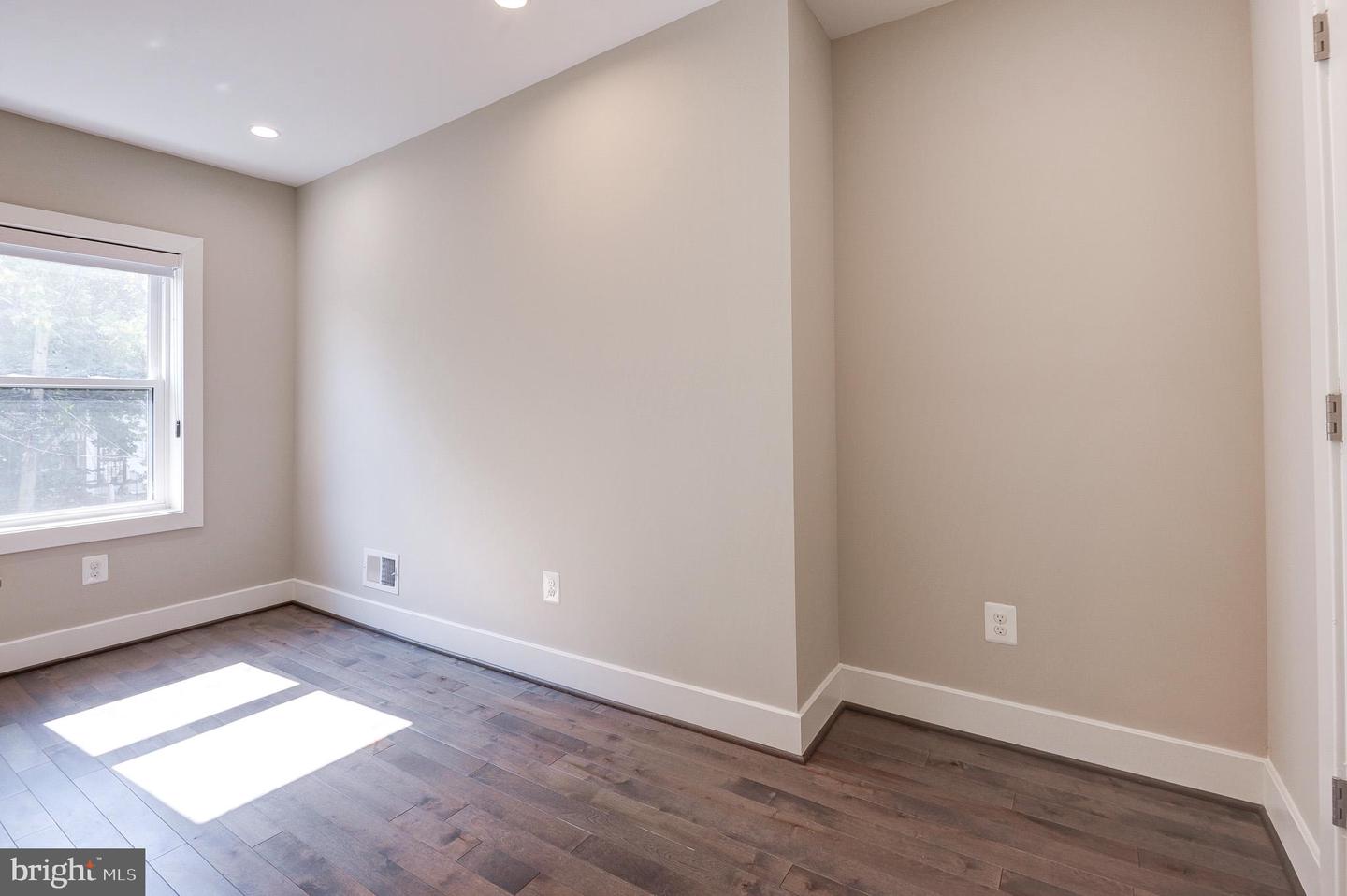 543 23RD PL NE