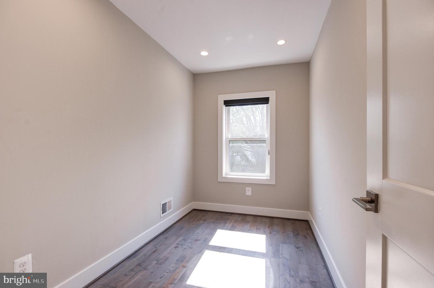 543 23RD PL NE