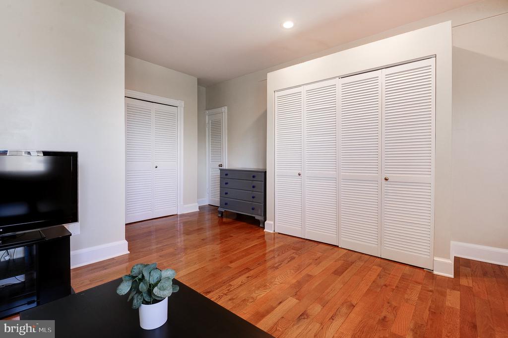 637 3RD STREET NE Unit: 305