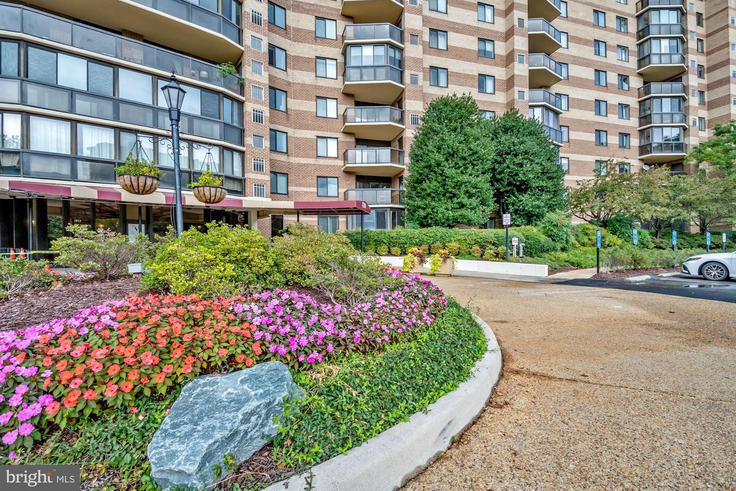 8370 Greensboro DRIVE Unit: 1021