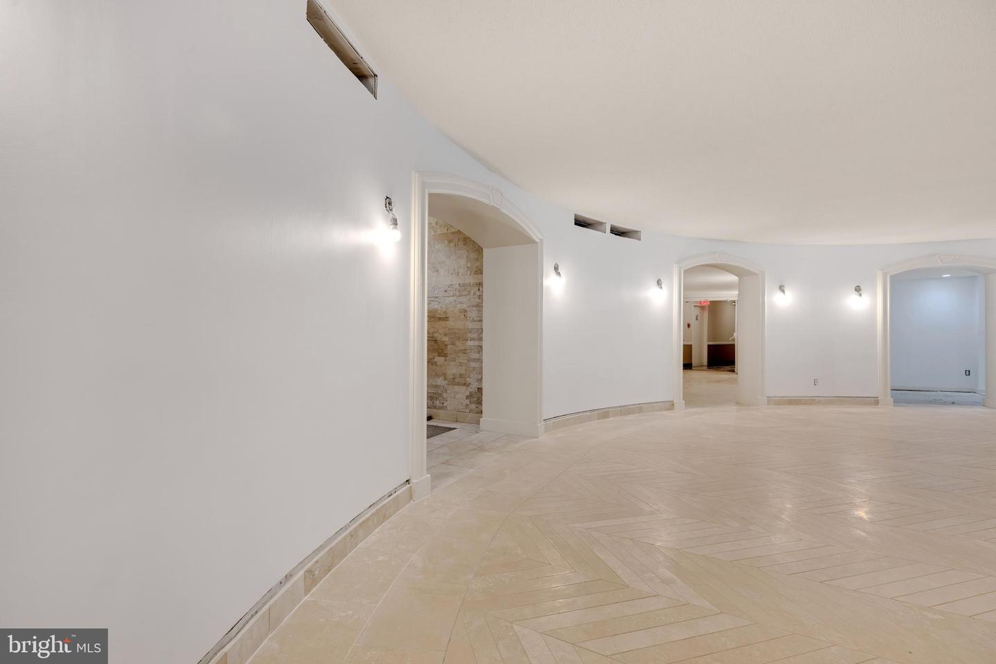 8370 Greensboro DRIVE Unit: 1021