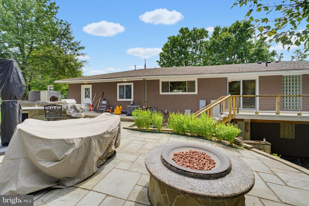 6342 MERIWETHER LANE
