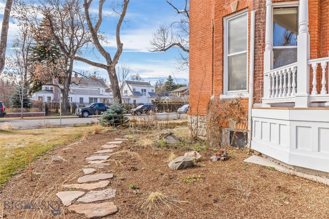 319 S Willson