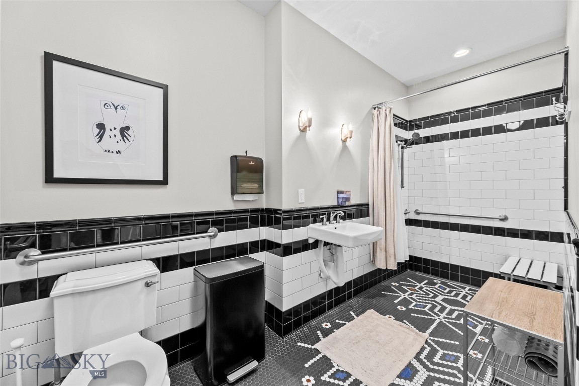 319 S Willson