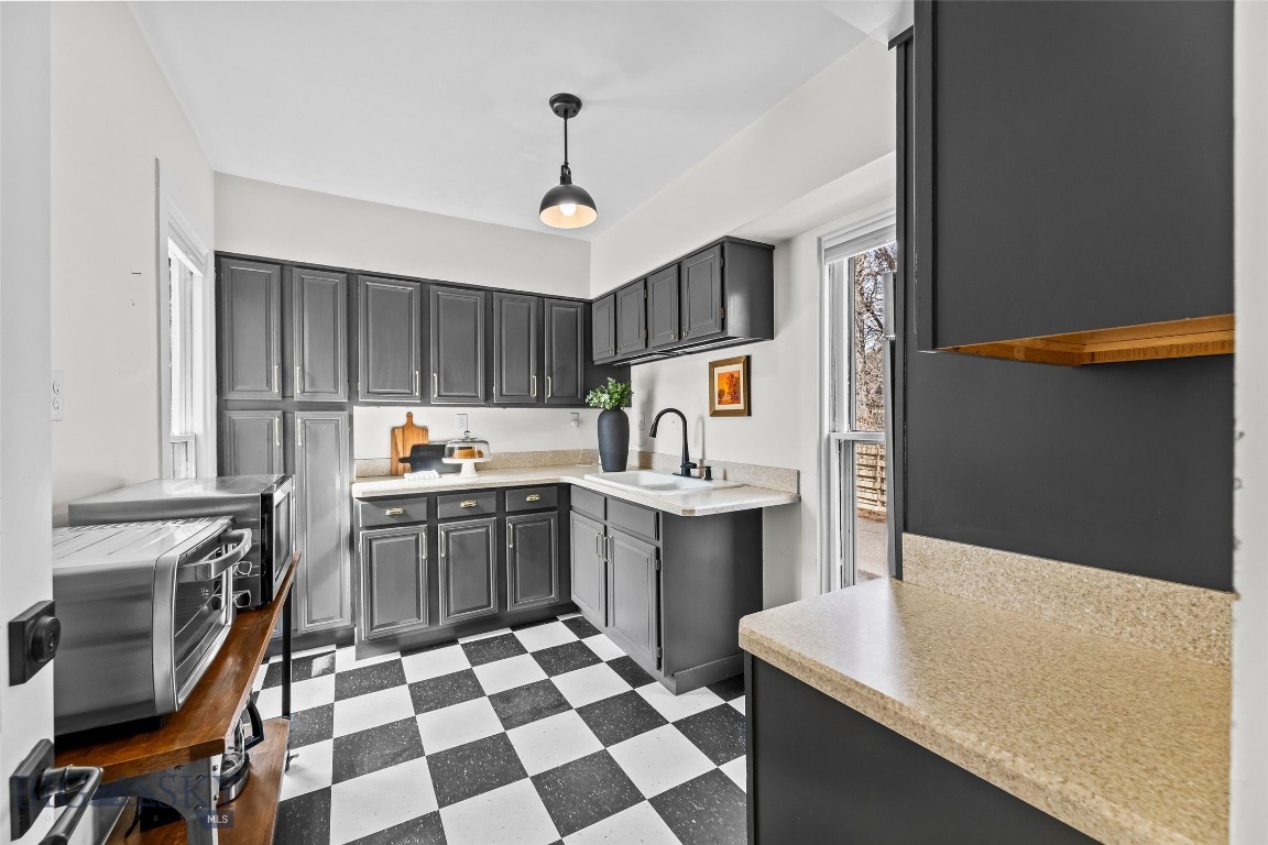 319 S Willson