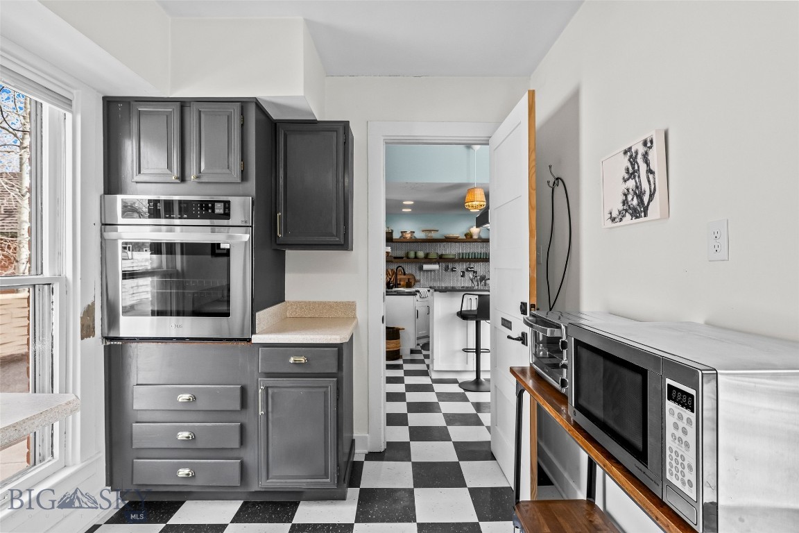 319 S Willson
