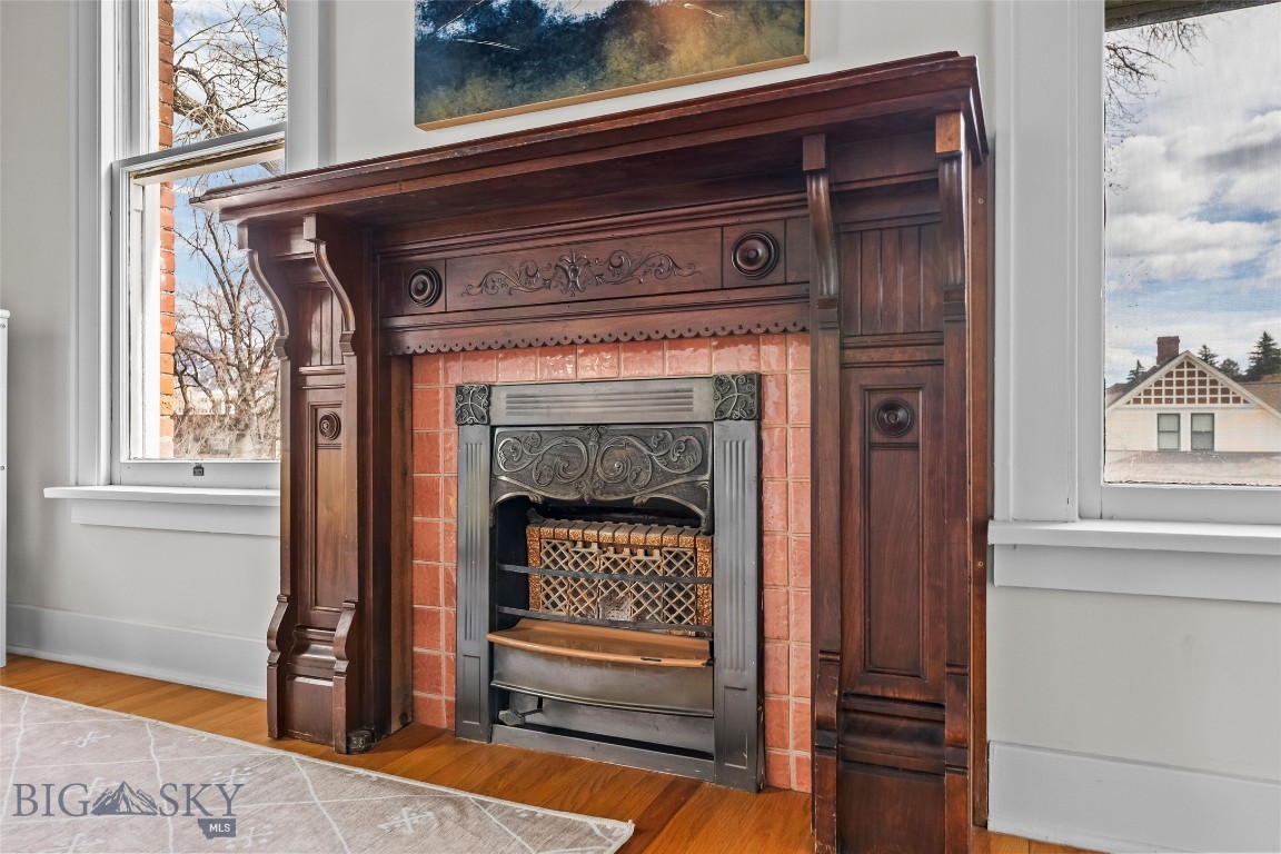 319 S Willson