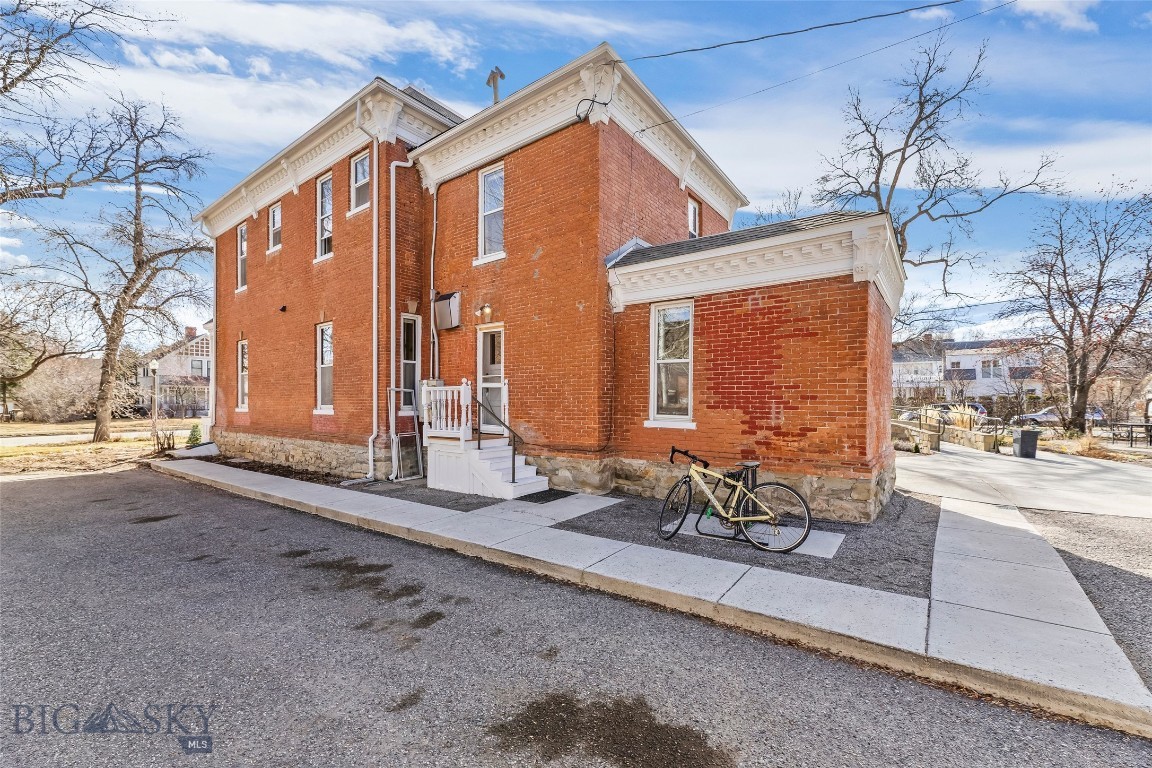 319 S Willson