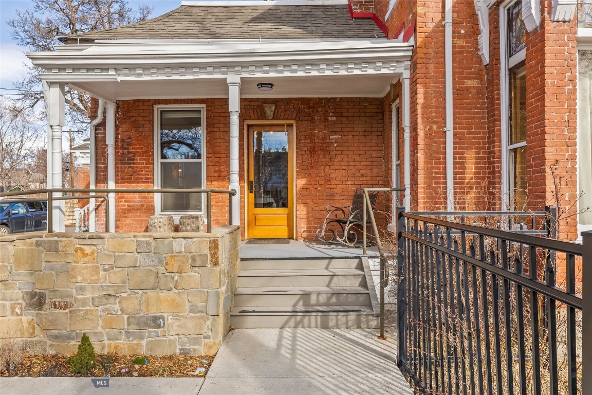 319 S Willson
