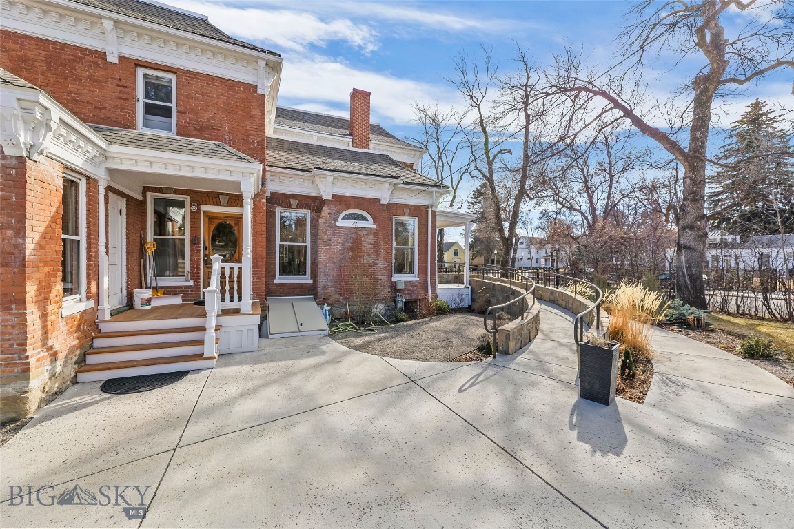 319 S Willson