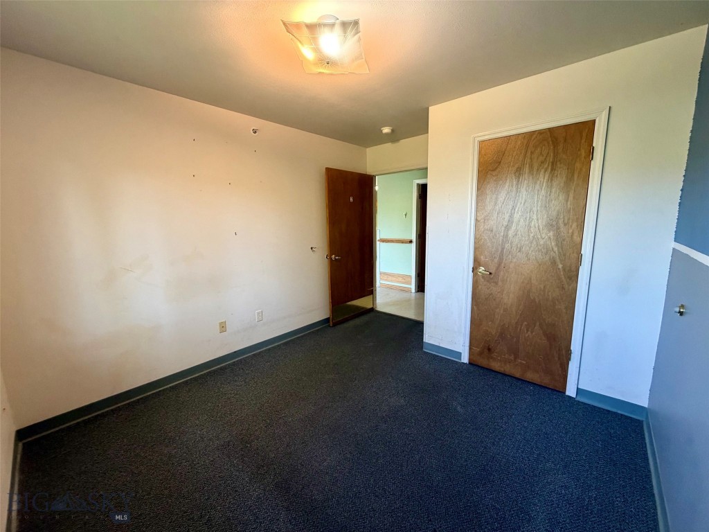 1127 N Cedarview