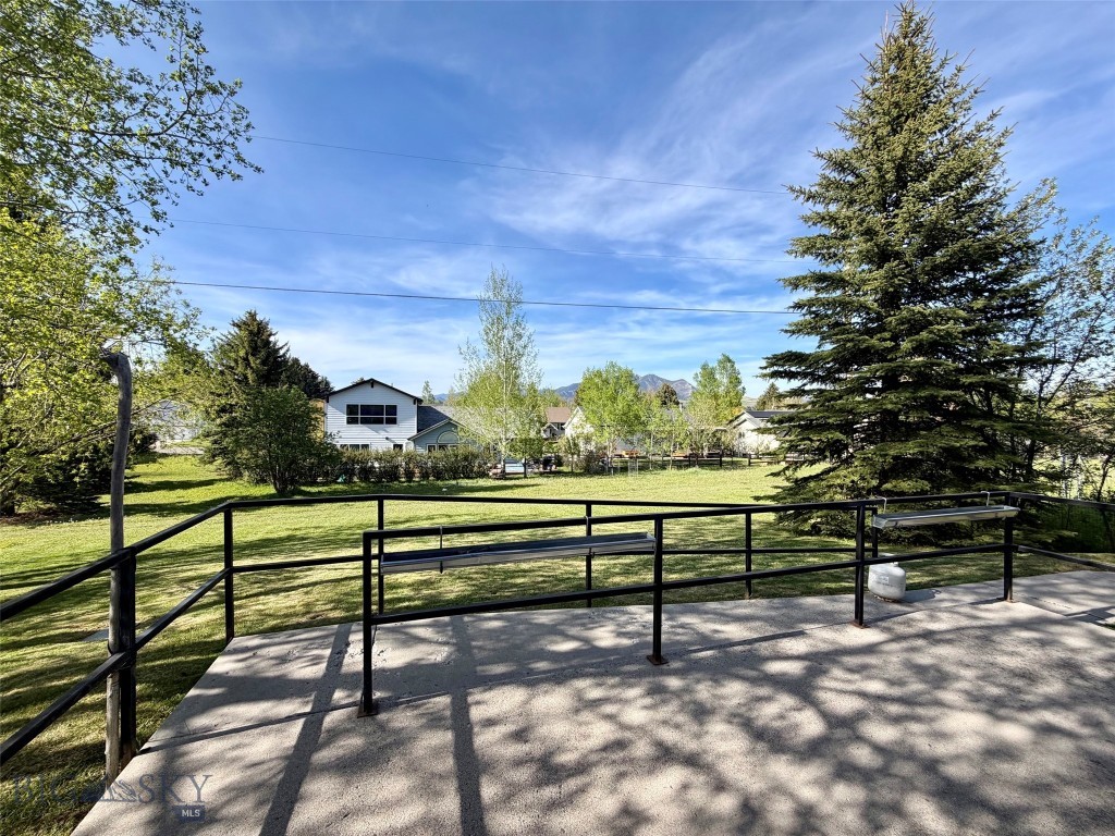 1127 N Cedarview