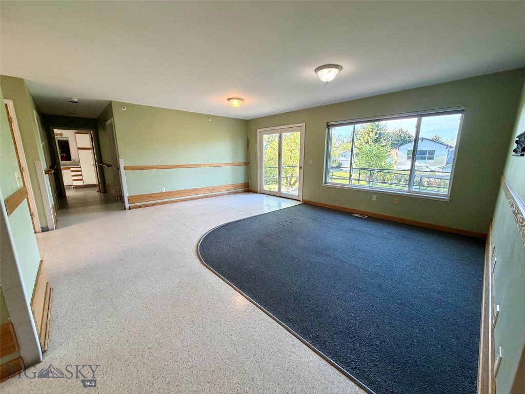 1127 N Cedarview