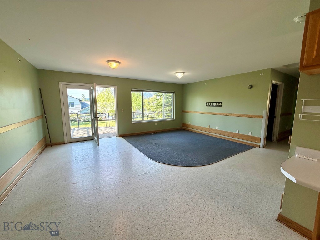1127 N Cedarview