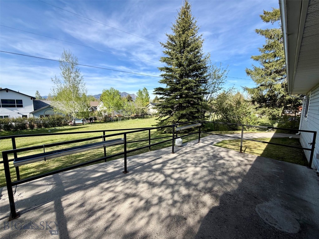 1127 N Cedarview