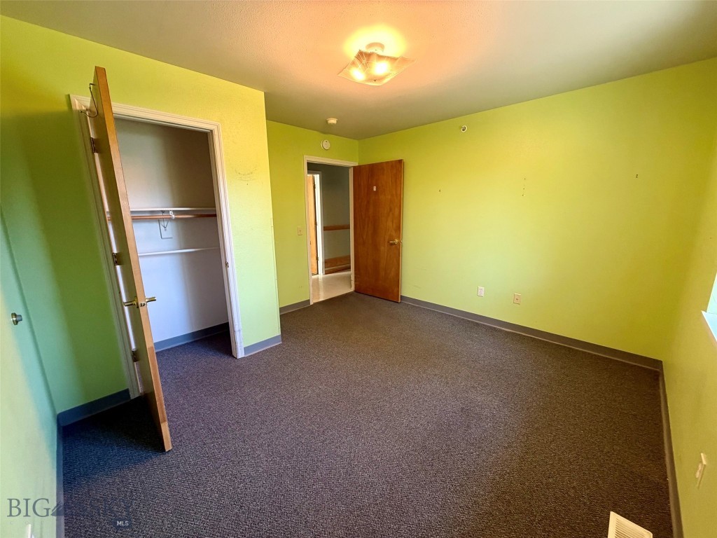 1127 N Cedarview
